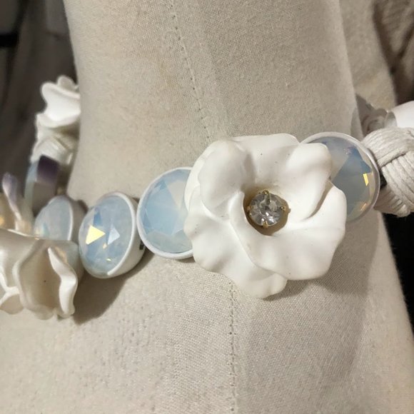RARE SIGNED J CREW STATEMENT LG WHITE BRULEE RUBBER FLOWER CRYSTAL NECKLACE - Picture 7 of 9